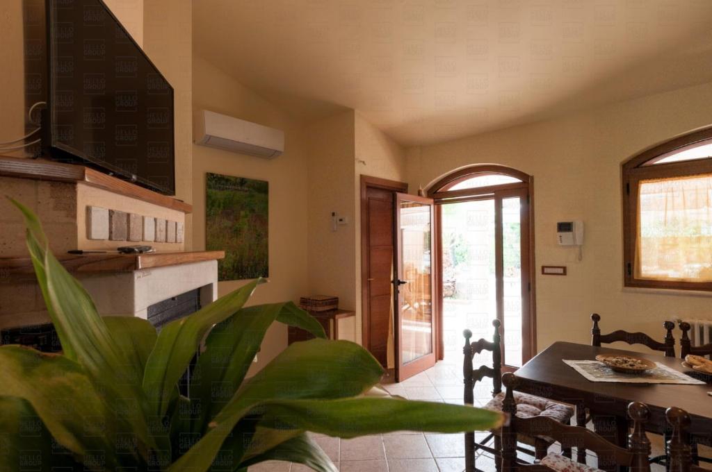 salon ze stołem i kominkiem w obiekcie HelloApulia - Villa Flora w mieście Noci