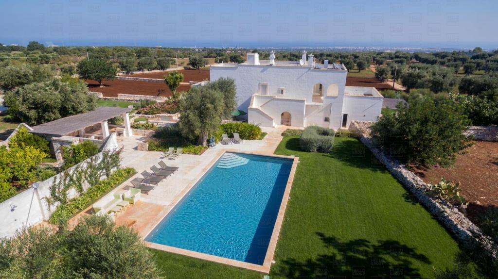 uma vista aérea de uma villa com piscina em HelloApulia - Roseto em Monopoli