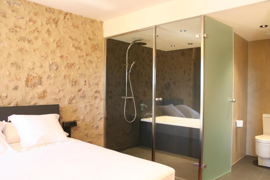 Postel nebo postele na pokoji v ubytování Hotel Mas Oliveres Pla de Palau