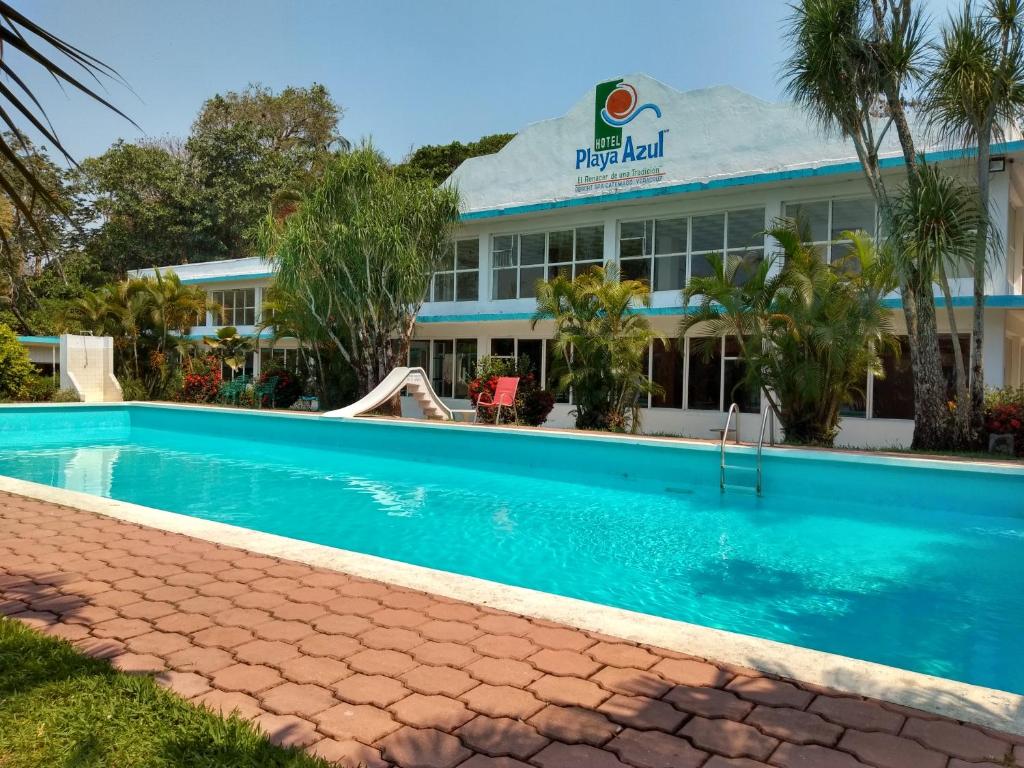 a swimming pool in front of a hotel at Hotel Playa Azul in Catemaco