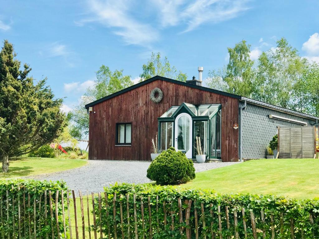 un granero reconvertido con un jardín y una casa en Chalet Ardenne, en Rochehaut