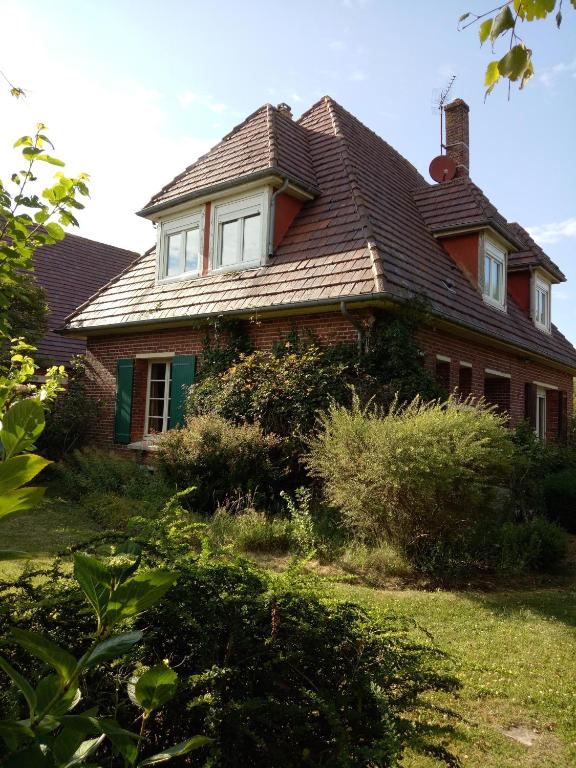 une maison ancienne avec un toit rayé dans l'établissement Maison de Charme en Normandie, à Berneval-le-Grand