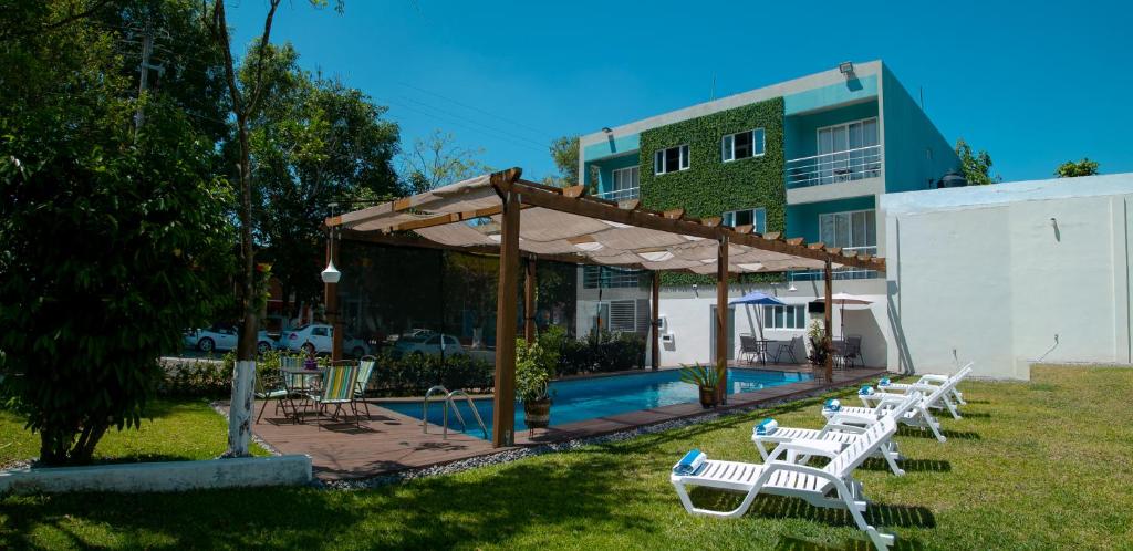 Bazén v ubytování Relax Inn Suites nebo v jeho okolí
