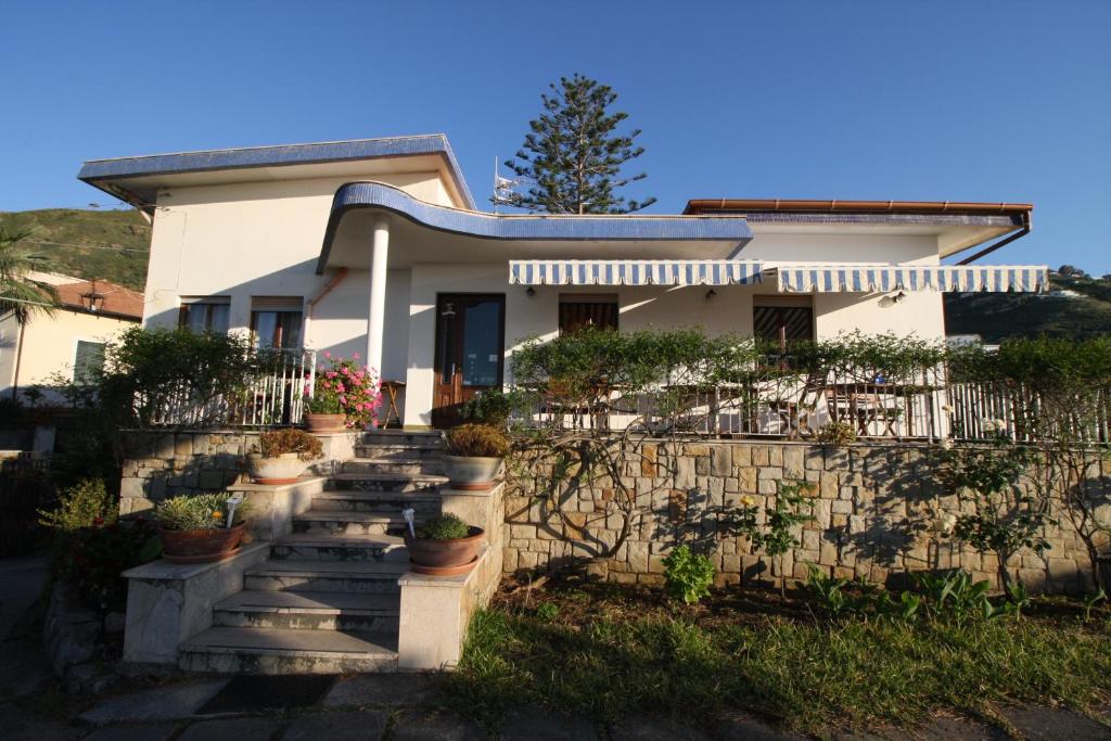 A garden outside B&B Villa Rosa
