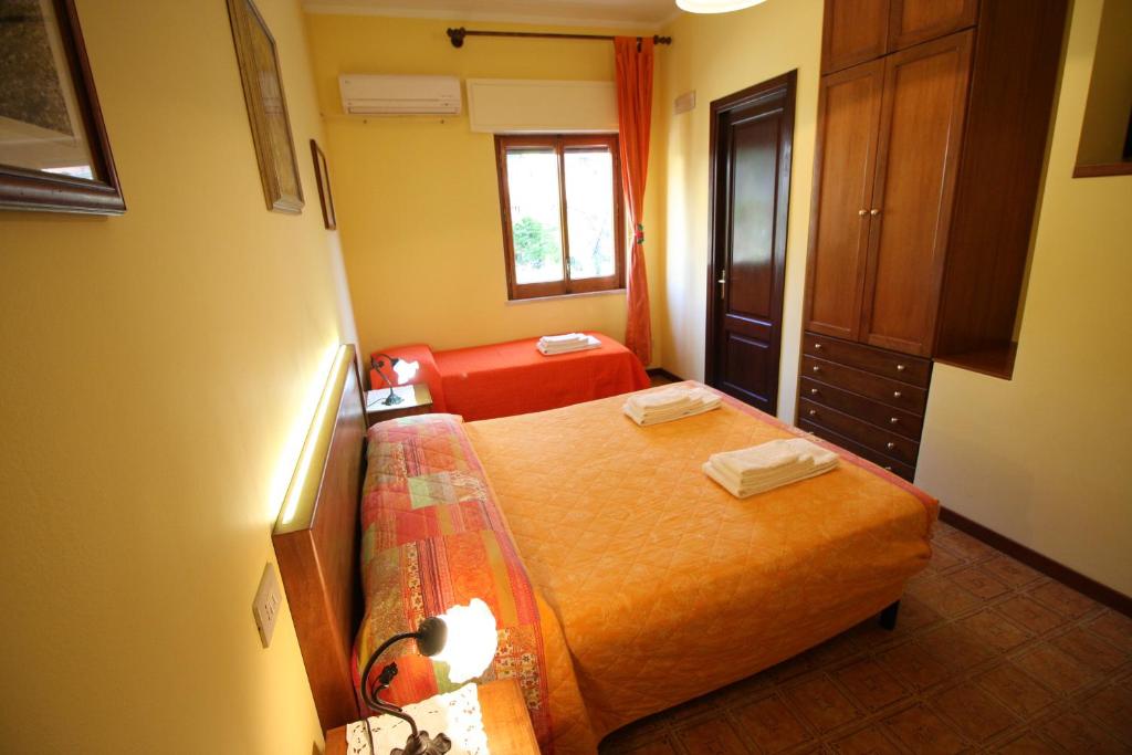 A bed or beds in a room at B&B Villa Rosa