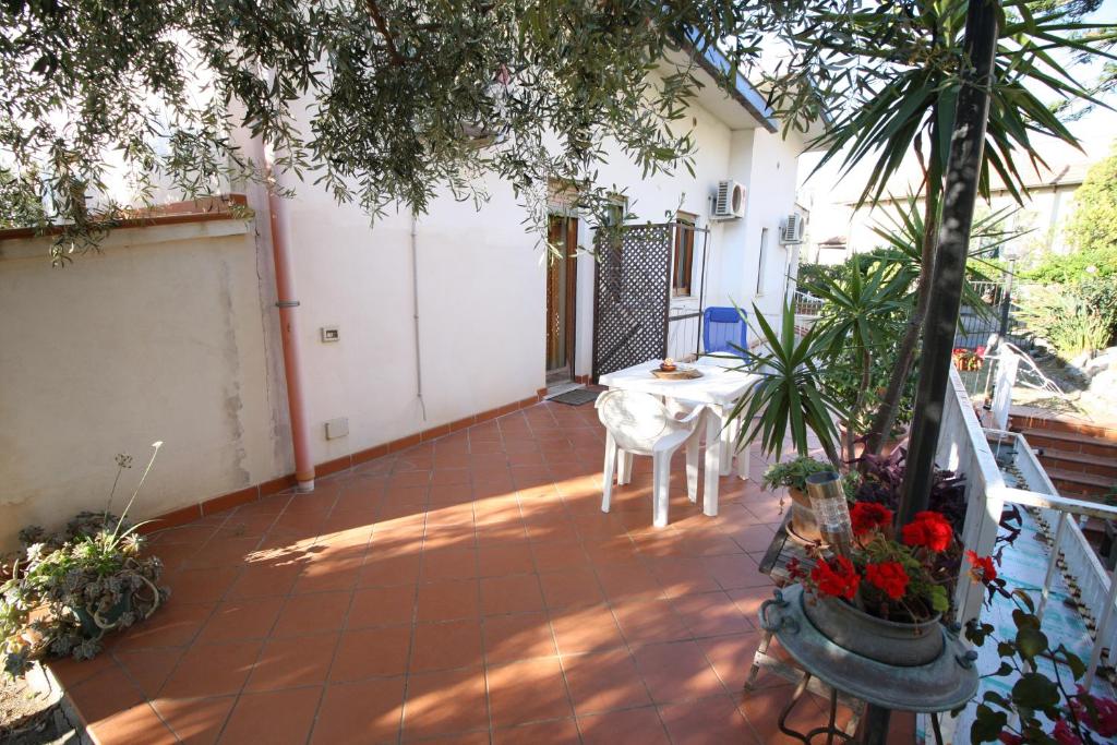 A balcony or terrace at B&B Villa Rosa