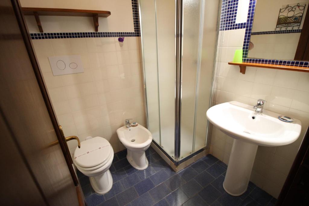 A bathroom at B&B Villa Rosa