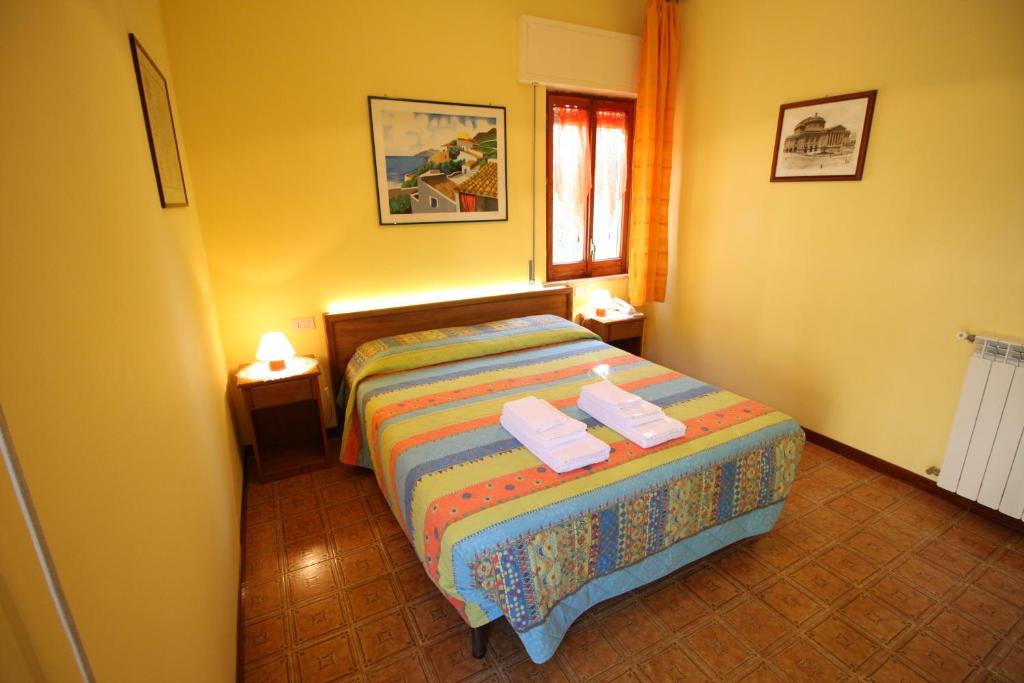 A bed or beds in a room at B&B Villa Rosa