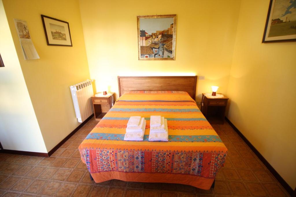 A bed or beds in a room at B&B Villa Rosa