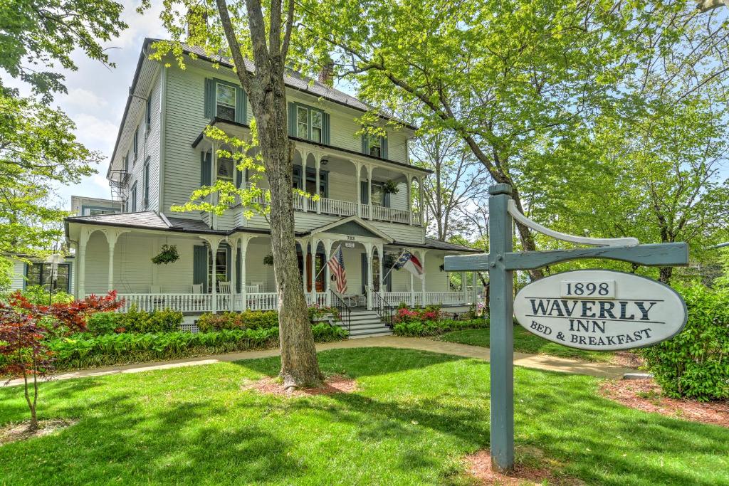 uma casa com um sinal em frente em 1898 Waverly Inn em Hendersonville