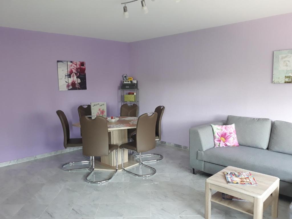 ein Wohnzimmer mit einem Tisch und einem Sofa in der Unterkunft Lotus in Bad Bellingen