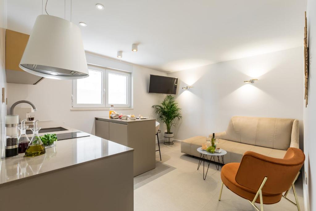 una cucina e un soggiorno con divano e tavolo di Park Residence a Spalato (Split)