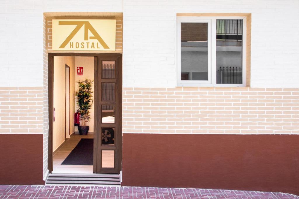 einen Eingang zu einem Gebäude mit einem Museumsschild darauf in der Unterkunft Hostal 7A in Torrevieja