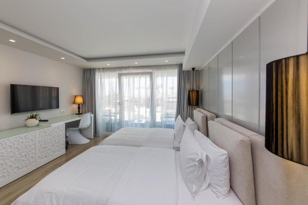Кровать или кровати в номере Demi Hotel