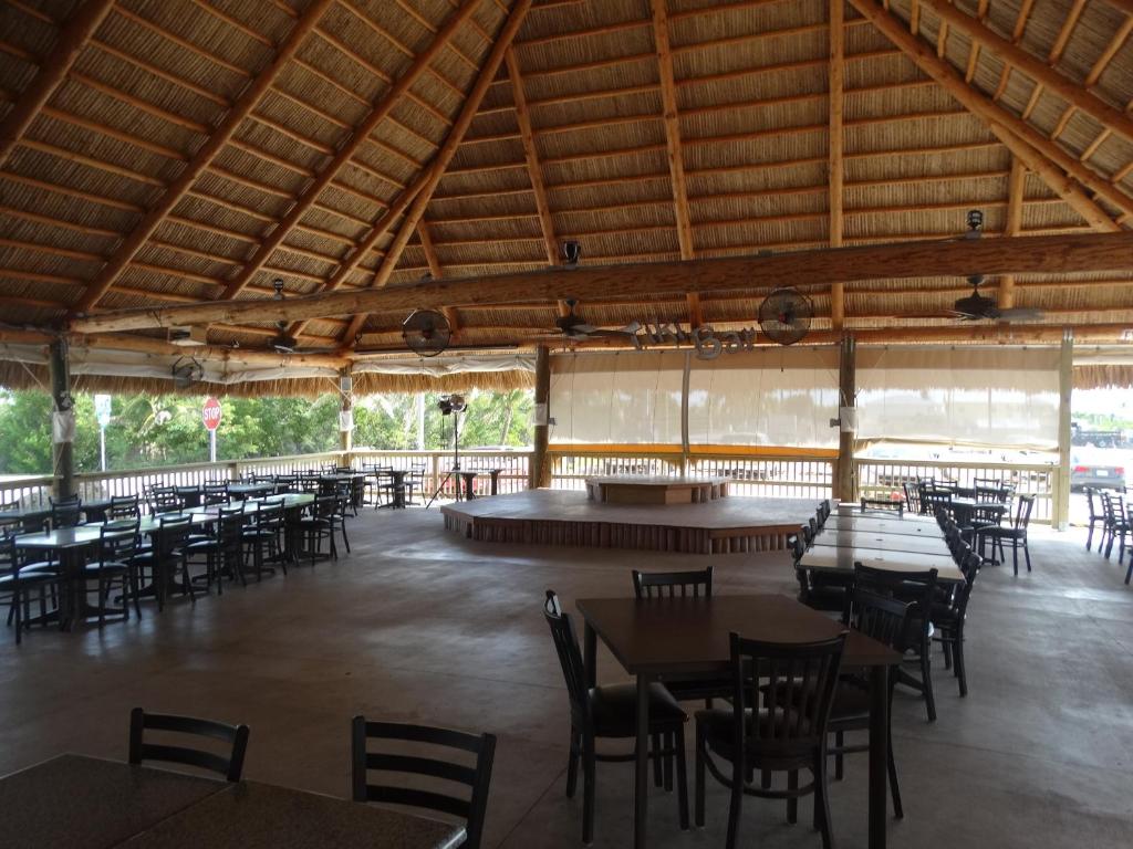 una sala da pranzo con tavoli e sedie in un edificio di Looe Key Reef Resort and Dive Center a Summerland Key