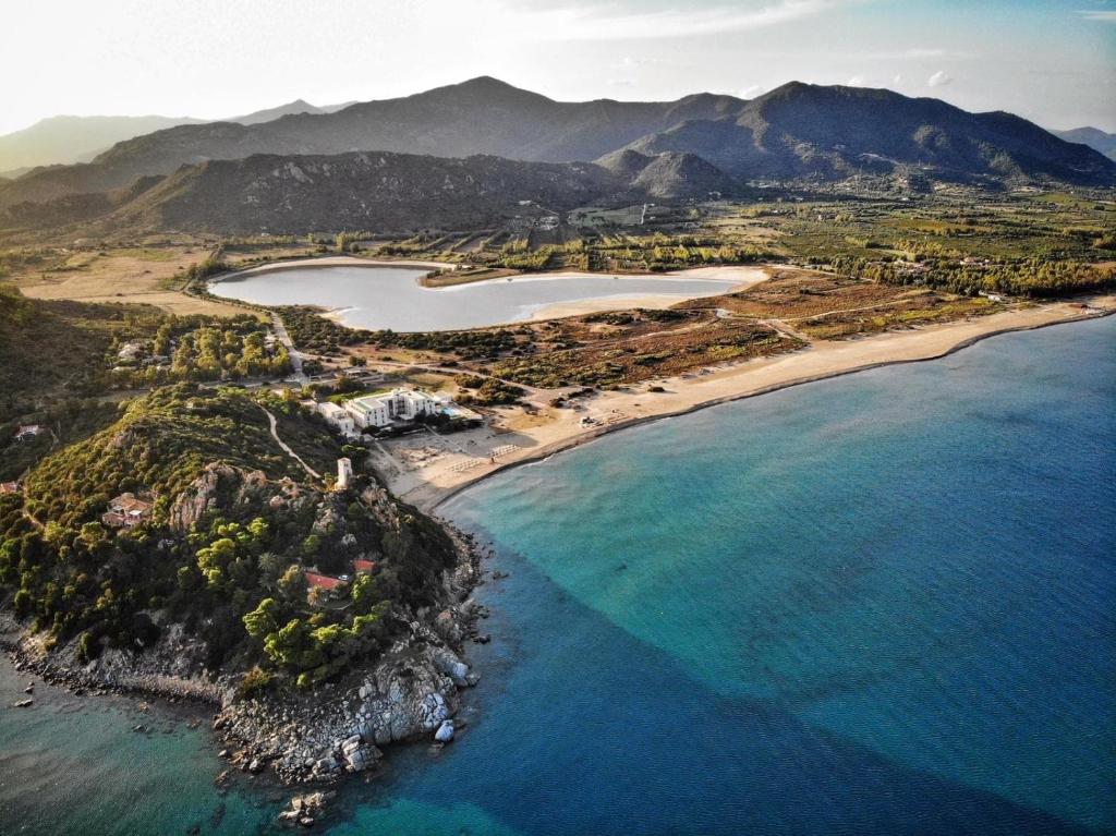 - une vue aérienne sur la plage et l'océan dans l'établissement Villaggio Camping Torre Salinas, à Muravera