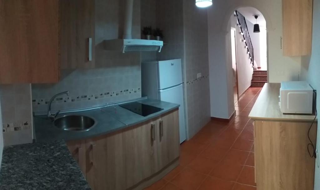 una cocina con fregadero y encimera en La Gonzala, en Zahara de la Sierra