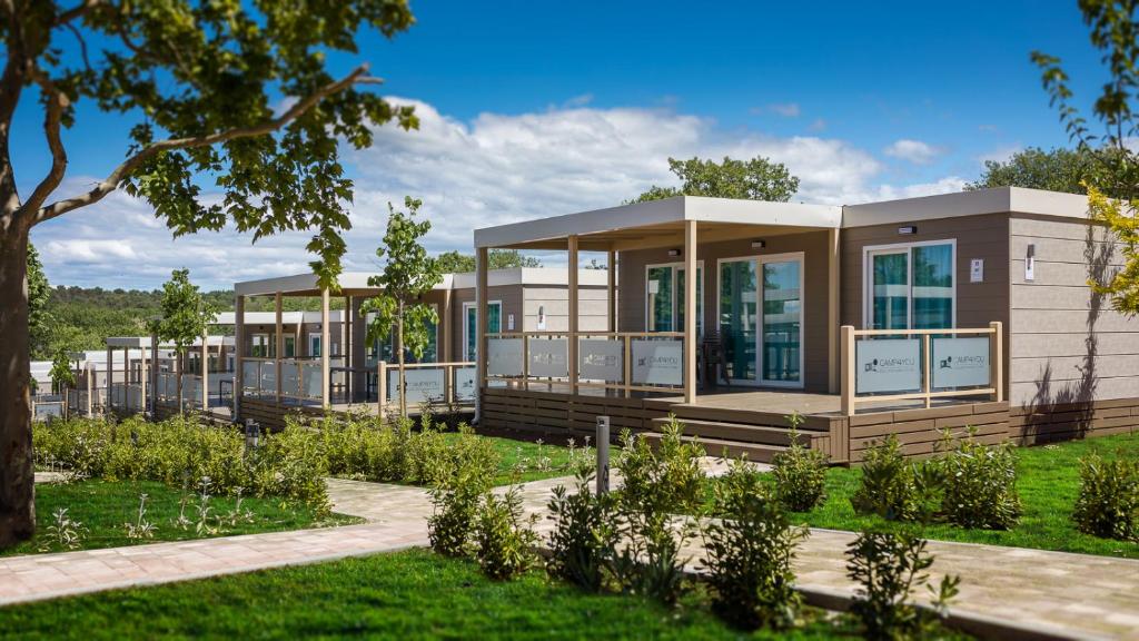 une rangée de maisons modulaires dans un parc dans l'établissement Mobile Homes - Lanterna Premium Camping Resort, à Poreč