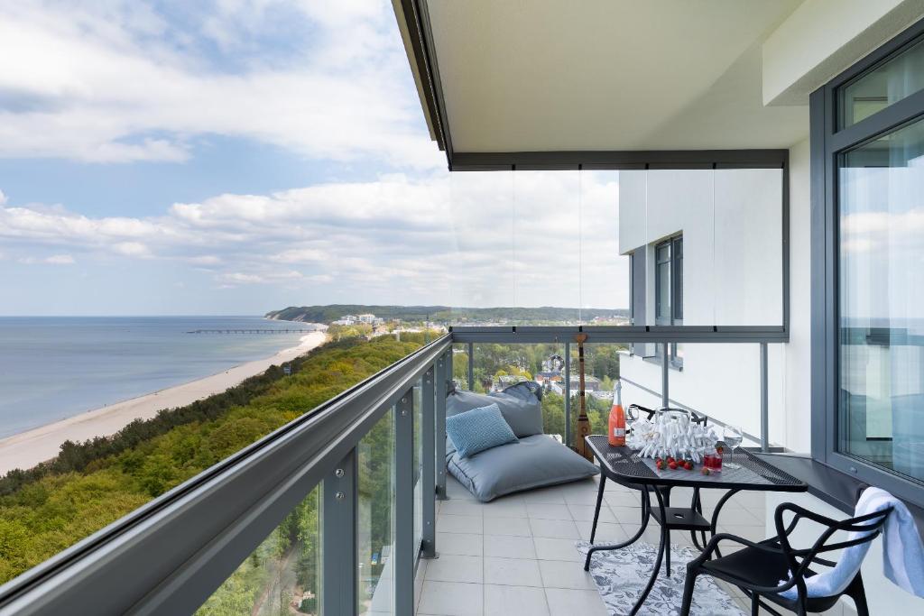 einen Balkon mit einem Tisch und Stühlen sowie Strandblick in der Unterkunft Aquamarina Onyx Marina Invest in Misdroy