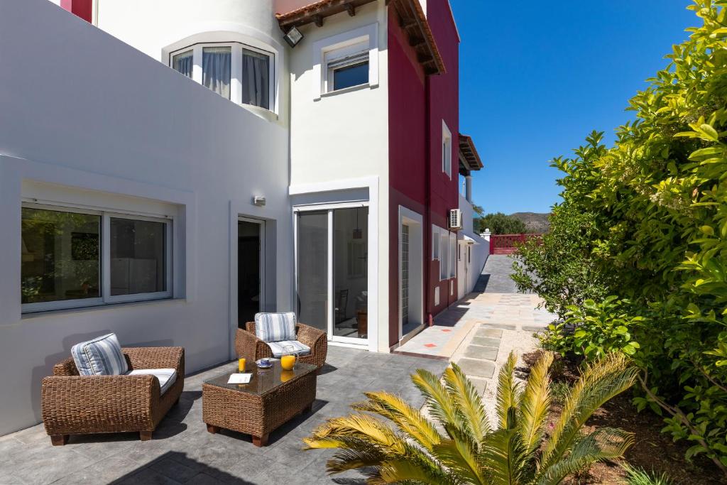 een patio van een huis met stoelen en een tafel bij ELENA HOUSE 2 in Gennadi