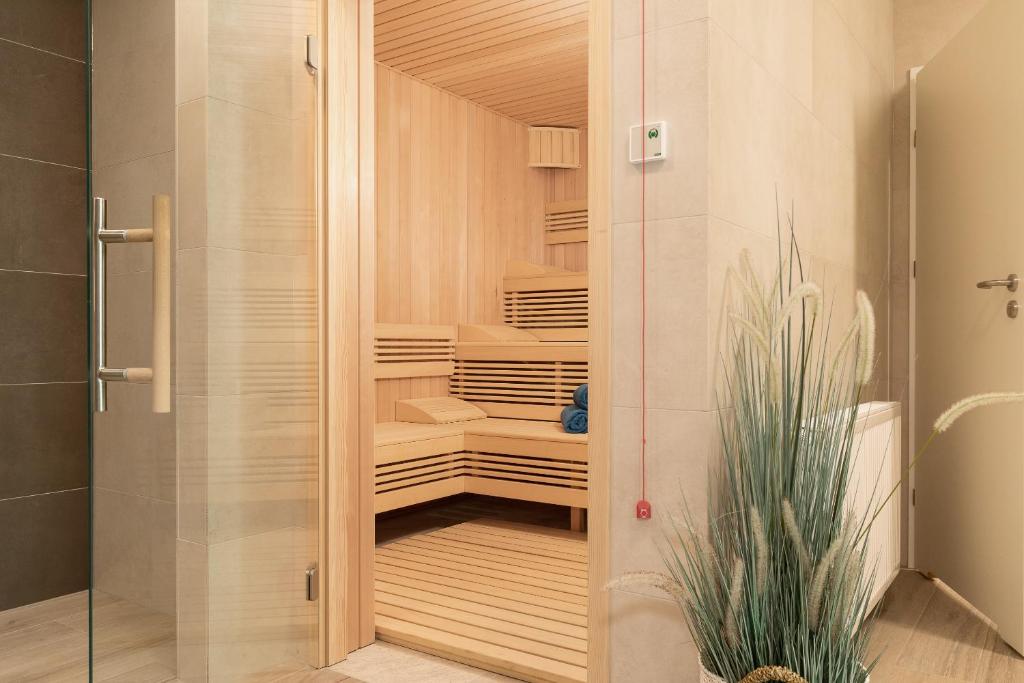 ein begehbarer Kleiderschrank mit Glastür in der Unterkunft Aquamarina Onyx Marina Invest in Misdroy