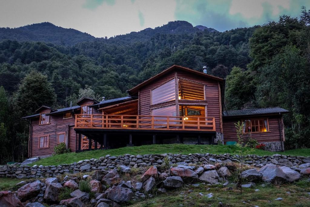 a log cabin in the middle of a mountain at LA CABAÑA FISHING LODGE in Puerto Ramírez