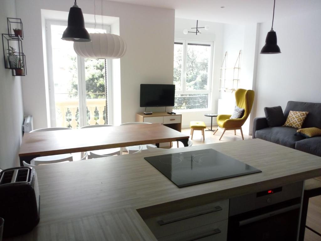 a living room with a table and a couch at Apartamento Donostia Chic in San Sebastián