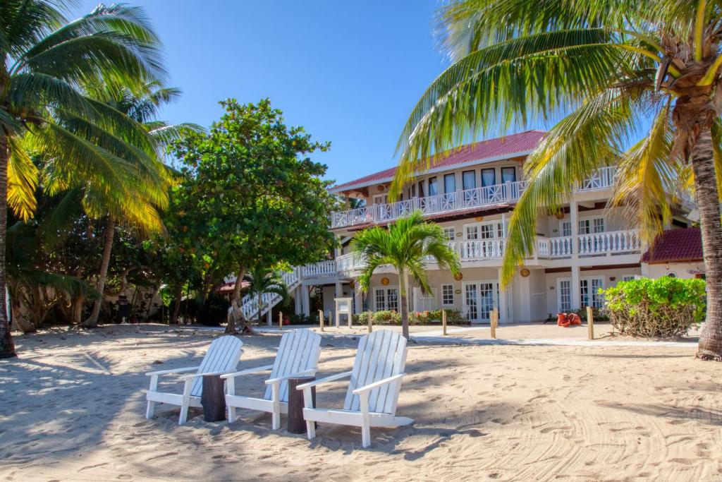 dos sillas en la playa frente a un hotel en The Colonial at Jaguar Reef, en Hopkins