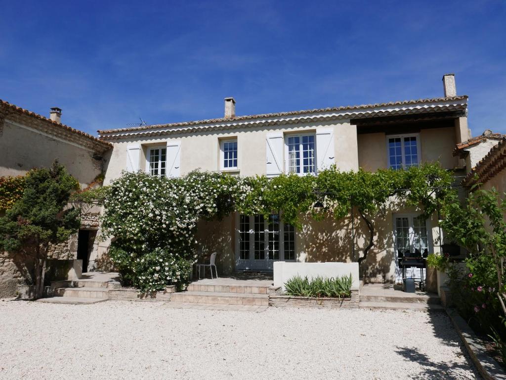 uma grande casa branca com hera em Le Domaine de Patris em Pernes-les-Fontaines