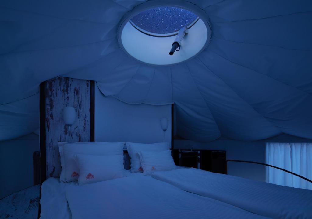 Voodi või voodid majutusasutuse HOMOKI LODGE Bed & Beyond Glamping toas