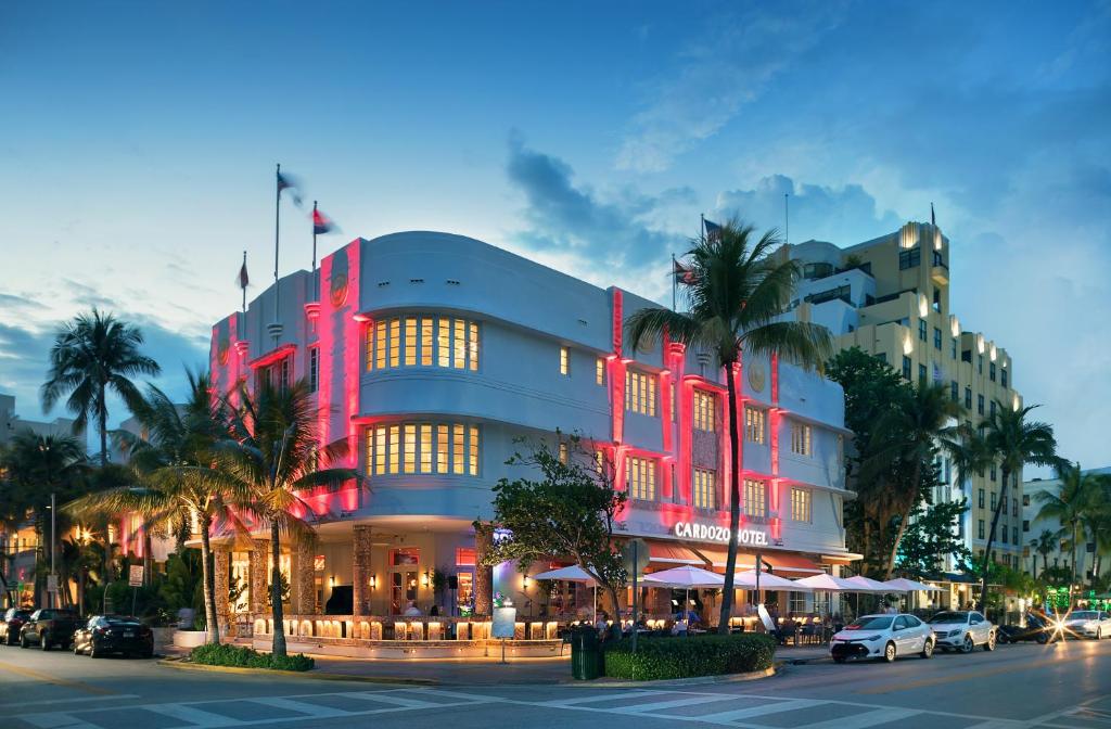 un bâtiment avec des lumières rouges sur le côté d'une rue dans l'établissement Cardozo Hotel, à Miami Beach