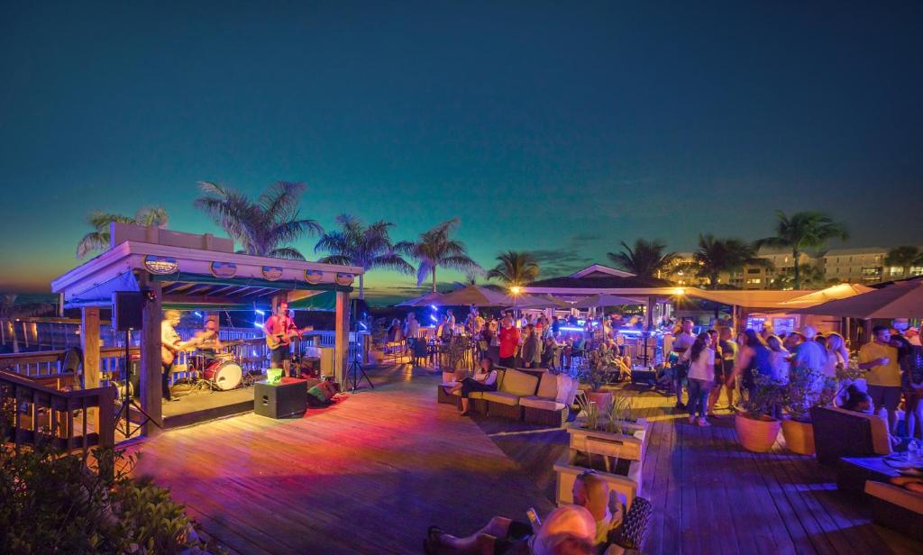 The Beachcomber St. Pete Beach Resort & Hotel - 吉米·B（Jimmy B）的露台室和国王床