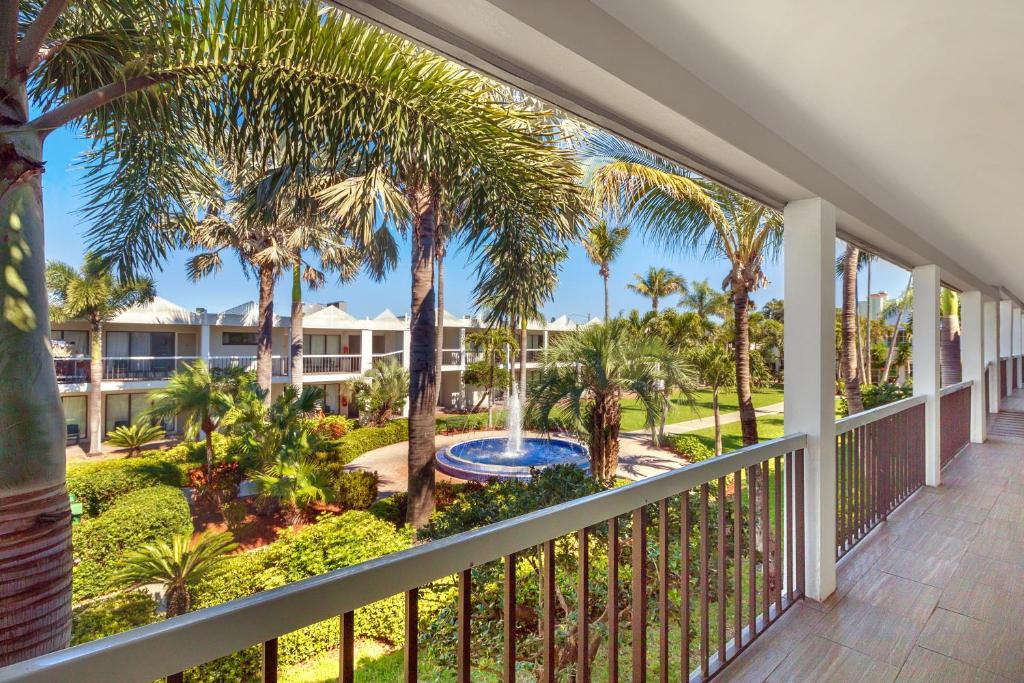 The Beachcomber St. Pete Beach Resort & Hotel - 院子床