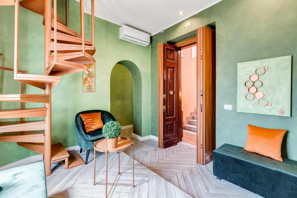 uma escada num quarto com uma parede verde em Ripetta Luxurious Suites em Roma