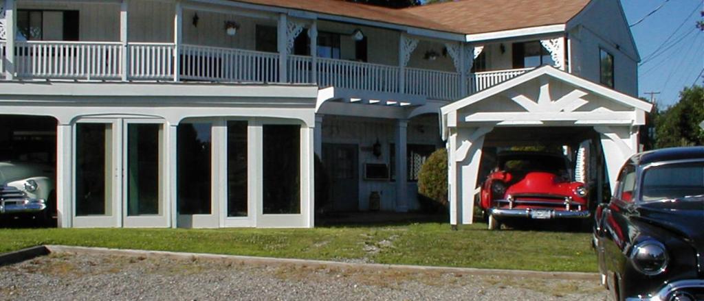 een huis met een rode auto in een garage bij Jenny's Country Manor in Stanfordville
