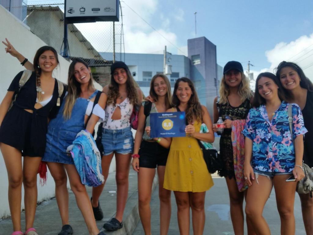 un gruppo di ragazze che posano per una foto con un portatile di Hostal El Naufrago 1 a Manta