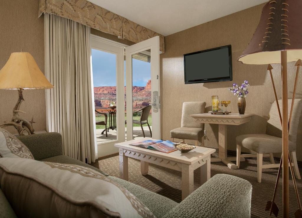 TV a/nebo společenská místnost v ubytování Capitol Reef Resort