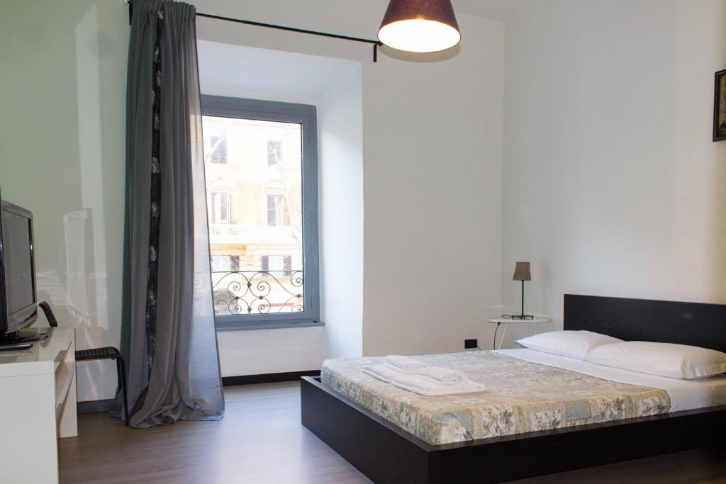 ローマにあるLucky Domus Ottavianoのベッドルーム1室(ベッド1台、大きな窓付)