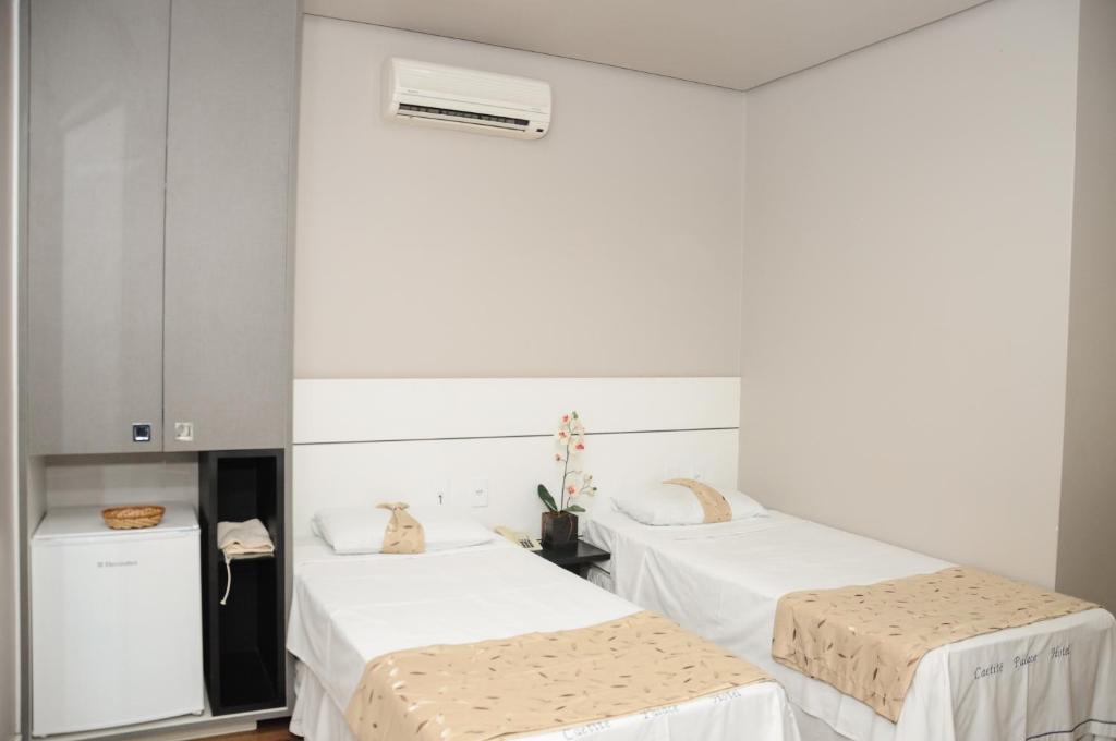 Postel nebo postele na pokoji v ubytování Caetité Palace Hotel