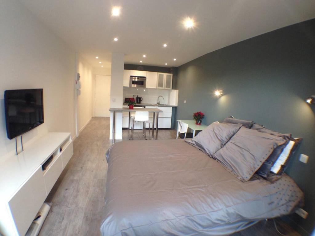Studio flambant neuf, calme & balcon - One-Bedroom Apartment
