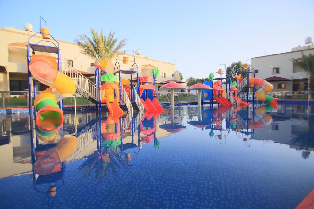 uma piscina com um parque aquático com um escorrega aquático em Al Khuzama Resort em Taif