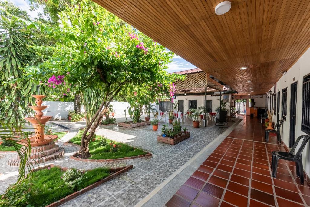 einen Innenhof mit Bäumen und Pflanzen in einem Gebäude in der Unterkunft Hotel Colonial Villavieja in Villavieja