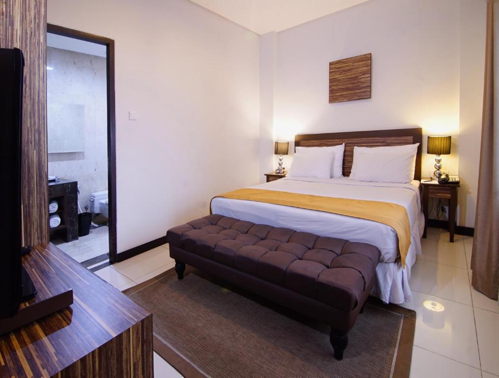 Postel nebo postele na pokoji v ubytování Royal Hotel Bogor