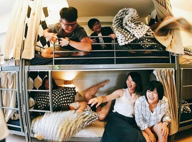 um grupo de pessoas sentadas em beliches em Loft18 Hostel em Tainan