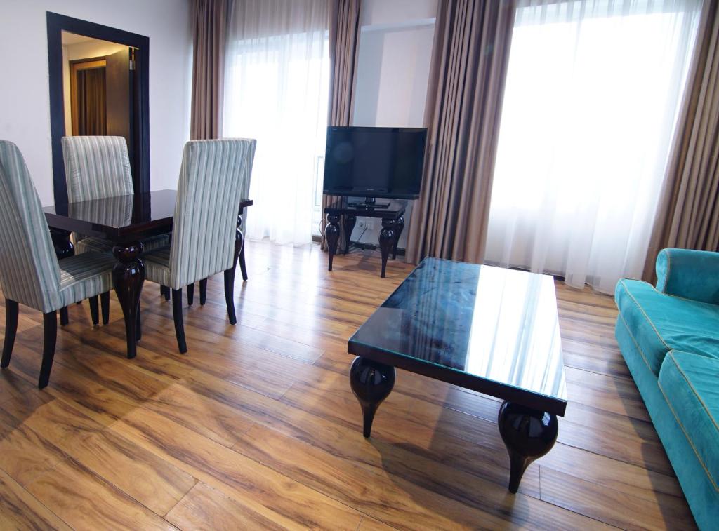 TV a/nebo společenská místnost v ubytování Royal Hotel Bogor