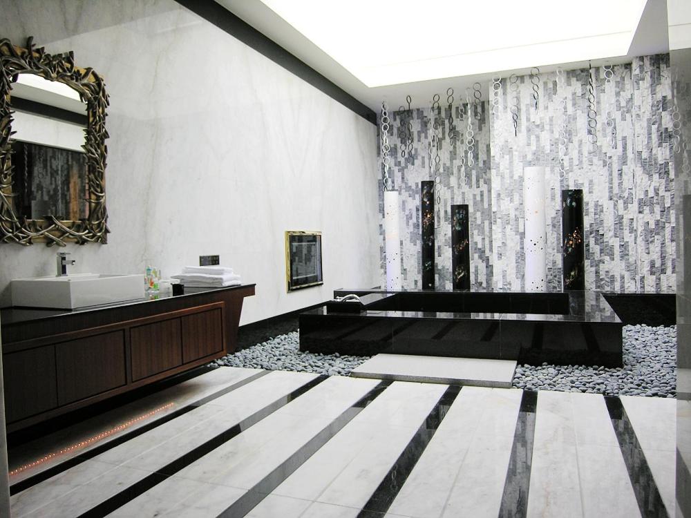 a bathroom with a tub and a sink and a mirror at Mos Motel in Zhongli