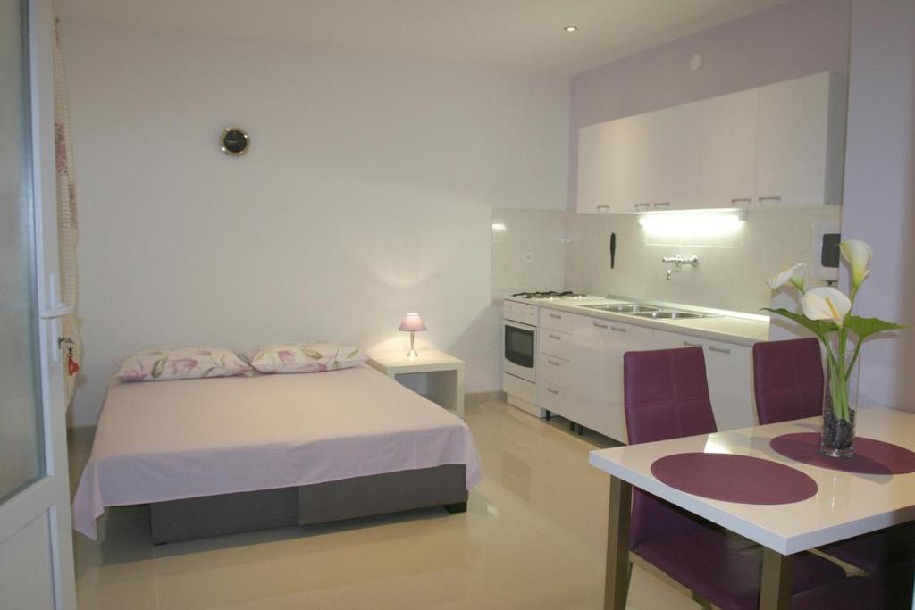 Apartments by the sea Podgora, Makarska - 4332 - 一居室公寓，阳台和海景