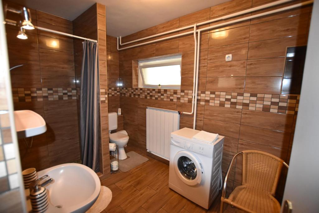 łazienka z pralką i umywalką w obiekcie Borsi Apartman w mieście Balatonalmádi