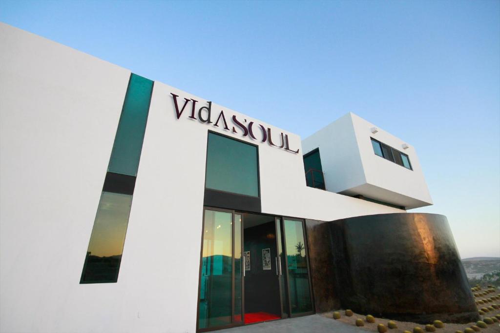een wit gebouw met een bord erop bij Vidasoul in Boca de la Vinorama
