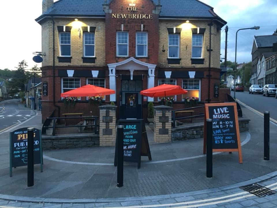 um restaurante com placas em frente a um edifício em The Newbridge Hotel em Newbridge